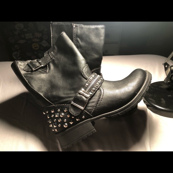 Black Boots Women 7 - Picture 2 of 4